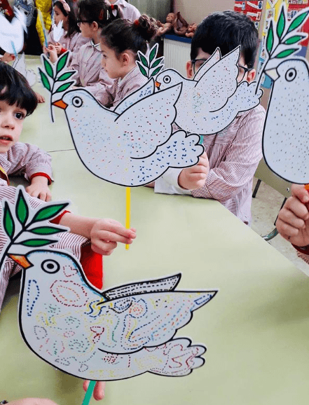 El origen Día Escolar de la Paz y la No Violencia paloma con rama de olivo