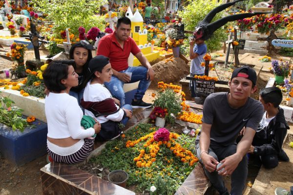 Cuando es el dia de todos los santos cementerio reunión familiar 