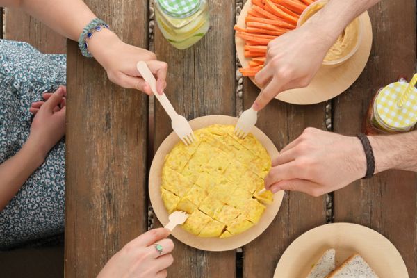 Amigos cogiendo tortilla 