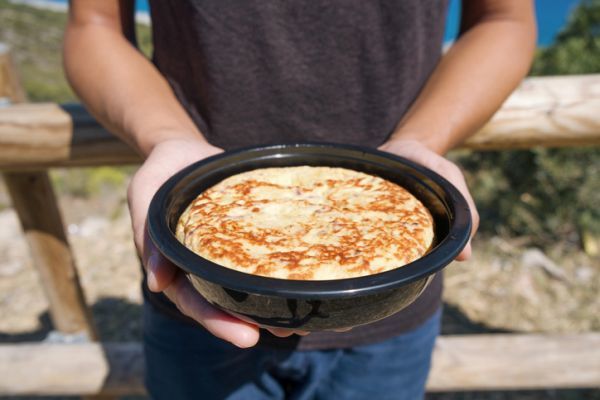 Hombre mostrando tortilla 